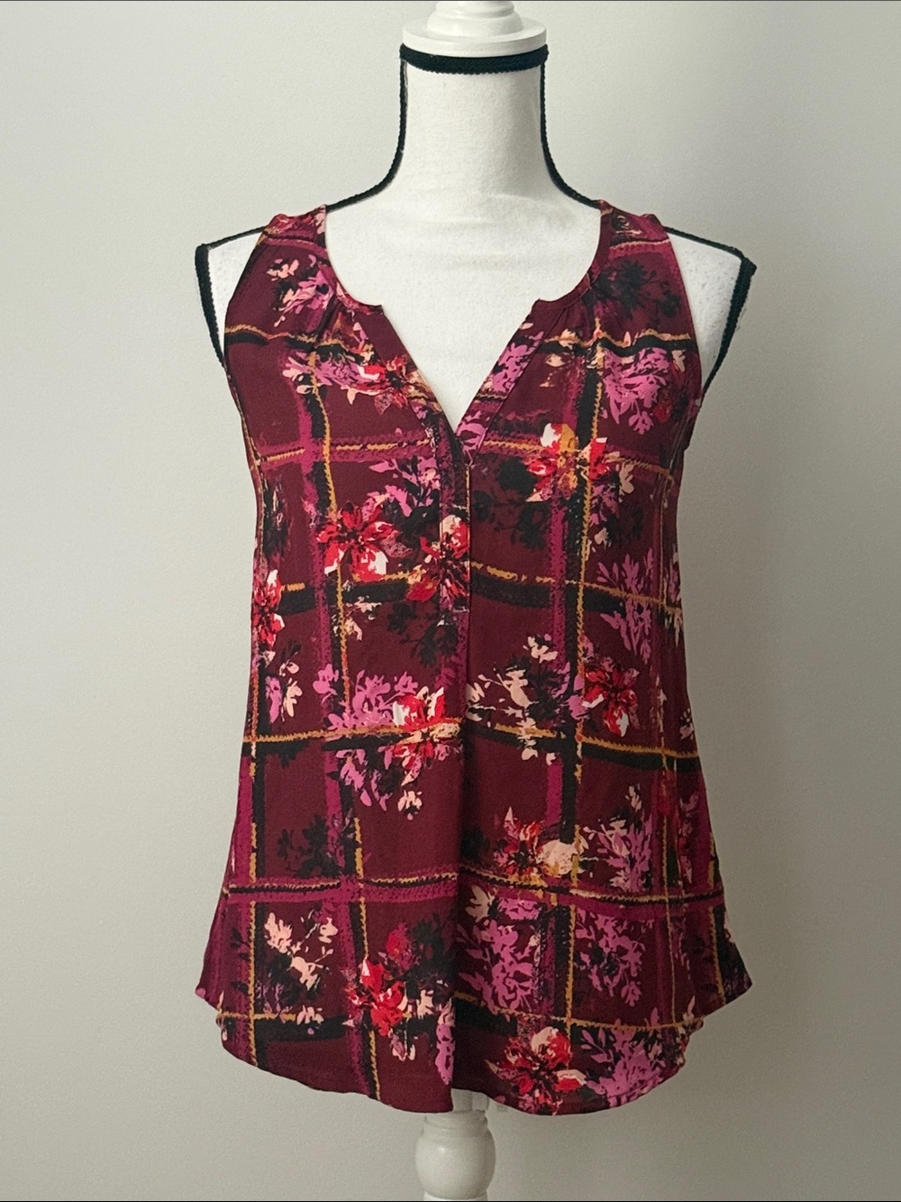 Candie’s Sleeveless Floral Plaid V-Neck Top in Burgundy
